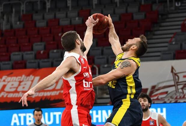 BAMBERG 03 01 2021 Basketball easycredit 1 Basketball Bundesliga 10 matchday Brose Bamberg vs EWE Baskets Oldenburg David Kravish 45, Brose Bamberg blocks throw by Keith Hornsby 4, EWE Baskets Oldenburg photo Hans Martin Issler isslerimages Brose Bamberg vs EWE Baskets Oldenburg