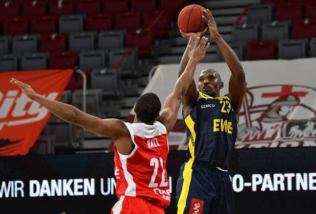 BAMBERG 03 01 2021 Basketball easycredit 1 Basketball Bundesliga 10 matchday Brose Bamberg vs EWE Baskets Oldenburg Rickey Paulding 23, EWE Baskets Oldenburg throws against Devon Hall 22, Brose Bamberg photo Hans Martin Issler isslerimages Brose Bamberg vs EWE Baskets Oldenburg