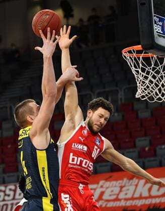 BAMBERG 03 01 2021 Basketball easycredit 1 Basketball Bundesliga 10 matchday Brose Bamberg vs EWE Baskets Oldenburg Joanic Grüttner Bacoul 50, Brose Bamberg tries to prevent Rasid Mahalbasic 24, EWE Baskets Oldenburg from throwing Photo Hans Martin Issler isslerimages Brose Bamberg vs EWE Baskets Oldenburg