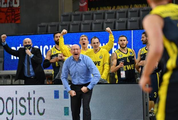 BAMBERG 03 01 2021 Basketball easycredit 1 Basketball Bundesliga 10 Matchday Brose Bamberg vs EWE Baskets Oldenburg Mladen Drijencic Headcoach EWE Baskets Oldenburg and his team cheer about successful action on the field Photo Hans Martin Issler isslerimages Brose Bamberg vs EWE Baskets Oldenburg