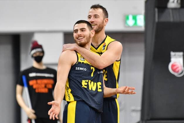 BAMBERG 03 01 2021 Basketball easycredit 1 Basketball Bundesliga 10 Matchday Brose Bamberg vs EWE Baskets Oldenburg Sebastian Herrera 7, EWE Baskets Oldenburg and Philipp Schwethelm 33, EWE Baskets Oldenburg are pleased Photo Hans Martin Issler isslerimages Brose Bamberg vs EWE Baskets Oldenburg