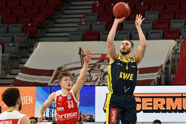 BAMBERG 03 01 2021 Basketball easycredit 1 Basketball Bundesliga 10 matchday Brose Bamberg vs EWE Baskets Oldenburg Keith Hornsby 4, EWE Baskets Oldenburg throws a three-point shot against Bennet Hundt 33, Brose Bamberg photo Hans Martin Issler isslerimages Brose Bamberg vs EWE Baskets Oldenburg