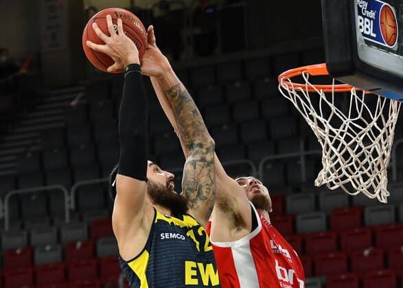 BAMBERG 03 01 2021 Basketball easycredit 1 Basketball Bundesliga 10 matchday Brose Bamberg vs EWE Baskets Oldenburg Chase Fieler 20, Brose Bamberg prevents Martin Breunig 12, EWE Baskets Oldenburg from throwing Photo Hans Martin Issler isslerimages Brose Bamberg vs EWE Baskets Oldenburg