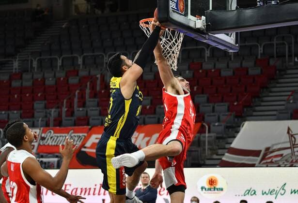 BAMBERG 03 01 2021 Basketball easycredit 1 Basketball Bundesliga 10 matchday Brose Bamberg vs EWE Baskets Oldenburg Chase Fieler 20, Brose Bamberg prevents Martin Breunig 12, EWE Baskets Oldenburg from throwing Photo Hans Martin Issler isslerimages Brose Bamberg vs EWE Baskets Oldenburg