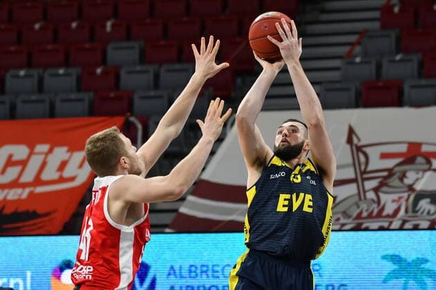 BAMBERG 03 01 2021 Basketball easycredit 1 Basketball Bundesliga 10 matchday Brose Bamberg vs EWE Baskets Oldenburg Nathan Boothe 45, EWE Baskets Oldenburg throws against Christian Sengfelder 43, Brose Bamberg photo Hans Martin Issler isslerimages Brose Bamberg vs EWE Baskets Oldenburg