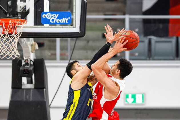 left 12 Martin Breunig EWE Baskets Oldenburg right Dominic Lockhart Brose Bamberg, 03 Brose Bamberg EWE Baskets Oldenburg easyCredit BBL Basketball Bundesliga Basketball season 2020 21 11 matchday, 03 01 2021 Bamberg, Brose Arena Copyright: DanielxLöb