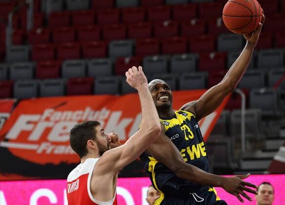 BAMBERG 03 01 2021 Basketball easycredit 1 Basketball Bundesliga 10 matchday Brose Bamberg vs EWE Baskets Oldenburg Rickey Paulding 23, EWE Baskets Oldenburg throws against David Kravish 45, Brose Bamberg photo Hans Martin Issler isslerimages Brose Bamberg vs EWE Baskets Oldenburg