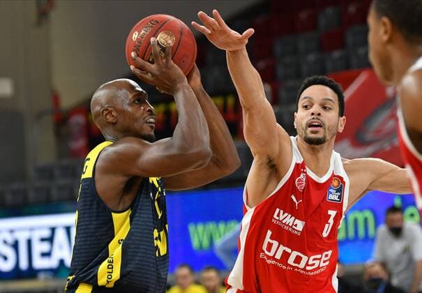 BAMBERG 03 01 2021 Basketball easycredit 1 Basketball Bundesliga 10 matchday Brose Bamberg vs EWE Baskets Oldenburg Rickey Paulding 23, EWE Baskets Oldenburg throws against Dominic Lockhart 3, Brose Bamberg photo Hans Martin Issler isslerimages Brose Bamberg vs EWE Baskets Oldenburg
