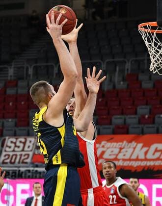 BAMBERG 03 01 2021 Basketball easycredit 1 Basketball Bundesliga 10 matchday Brose Bamberg vs EWE Baskets Oldenburg Nathan Boothe 45, EWE Baskets Oldenburg throws against Chase Fieler 20, Brose Bamberg photo Hans Martin Issler isslerimages Brose Bamberg vs EWE Baskets Oldenburg