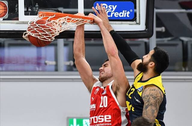 BAMBERG 03 01 2021 Basketball easycredit 1 Basketball Bundesliga 10 matchday Brose Bamberg vs EWE Baskets Oldenburg Chase Fieler 20, Brose Bamberg with dunk against Martin Breunig 12, EWE Baskets Oldenburg photo Hans Martin Issler isslerimages Brose Bamberg vs EWE Baskets Oldenburg