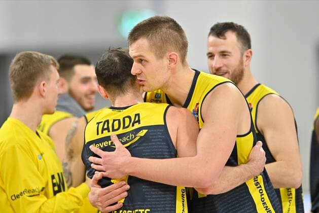 BAMBERG 03 01 2021 Basketball easycredit 1 Basketball Bundesliga 10 matchday Brose Bamberg vs EWE Baskets Oldenburg Karsten Tadda 9, EWE Baskets Oldenburg and Rasid Mahalbasic 24, EWE Baskets Oldenburg are happy about 85 78 away win against Bamberg Photo Hans Martin Issler isslerimages Brose Bamberg vs EWE Baskets Oldenburg