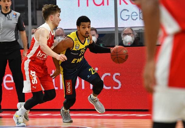 BAMBERG 03 01 2021 Basketball easycredit 1 Basketball Bundesliga 10 matchday Brose Bamberg vs EWE Baskets Oldenburg Phil Pressey 25, EWE Baskets Oldenburg moves to the basket against Bennet Hundt 33, Brose Bamberg photo Hans Martin Issler isslerimages Brose Bamberg vs EWE Baskets Oldenburg