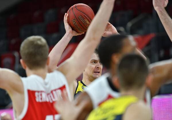 BAMBERG 03 01 2021 Basketball easycredit 1 Basketball Bundesliga 10 Matchday Brose Bamberg vs EWE Baskets Oldenburg Rasid Mahalbasic 24, EWE Baskets Oldenburg looking for face-off Photo Hans Martin Issler isslerimages Brose Bamberg vs EWE Baskets Oldenburg