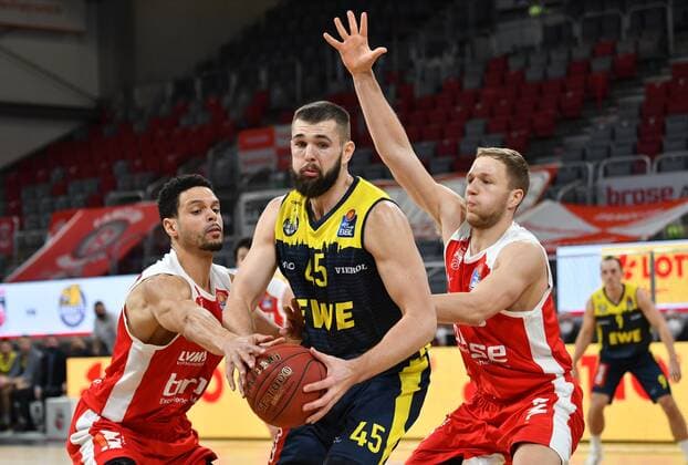 BAMBERG 03 01 2021 Basketball easycredit 1 Basketball Bundesliga 10 matchday Brose Bamberg vs EWE Baskets Oldenburg Nathan Boothe 45, EWE Baskets Oldenburg under pressure from Dominic Lockhart 3, Brose Bamberg, left, and Christian Sengfelder 43, Brose Bamberg, right Photo Hans Martin Issler isslerimages Brose Bamberg vs EWE Baskets Oldenburg