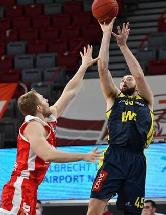BAMBERG 03 01 2021 Basketball easycredit 1 Basketball Bundesliga 10 matchday Brose Bamberg vs EWE Baskets Oldenburg Nathan Boothe 45, EWE Baskets Oldenburg throws against Christian Sengfelder 43, Brose Bamberg photo Hans Martin Issler isslerimages Brose Bamberg vs EWE Baskets Oldenburg