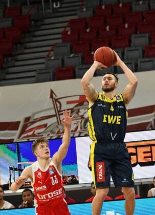 BAMBERG 03 01 2021 Basketball easycredit 1 Basketball Bundesliga 10 matchday Brose Bamberg vs EWE Baskets Oldenburg Keith Hornsby 4, EWE Baskets Oldenburg throws a three-point shot against Bennet Hundt 33, Brose Bamberg photo Hans Martin Issler isslerimages Brose Bamberg vs EWE Baskets Oldenburg