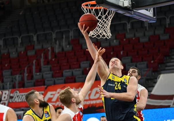 BAMBERG 03 01 2021 Basketball easycredit 1 Basketball Bundesliga 10 matchday Brose Bamberg vs EWE Baskets Oldenburg Rasid Mahalbasic 24, EWE Baskets Oldenburg throws against Christian Sengfelder 43, Brose Bamberg and David Kravish 45, Brose Bamberg photo Hans Martin Issler isslerimages Brose Bamberg vs EWE Baskets Oldenburg