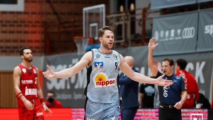 s Oliver Wuerzburg vs HAKRO Merlins Crailsheim, Basketball, BBL Germany, Wuerzburg, s Oliver Arena, 03 01 2021, emspor, emonline, despor, deonline, s Oliver Wuerzburg vs HAKRO Merlins Crailsheim, Basketball, BBL picture f li Celebrating the victory, Fabian Bleck Merlins Photo HMB Media Heiko Becker Pool Wuerzburg s Oliver Arena Bayern Germany Poolfoto HMB Media Heiko Becker Pool ,EDITORIAL USE ONLY