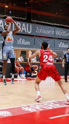s Oliver Wuerzburg vs HAKRO Merlins Crailsheim, Basketball, BBL Germany, Wuerzburg, s Oliver Arena, 03 01 2021, emspor, emonline, despor, deonline, s Oliver Wuerzburg vs HAKRO Merlins Crailsheim, Basketball, BBL picture v li Haywood Highsmith Merlins and Cameron Hunt s Oliver Wuerzburg Photo HMB Media Heiko Becker Pool Wuerzburg s Oliver Arena Bayern Germany Poolfoto HMB Media Heiko Becker Pool ,EDITORIAL USE ONLY