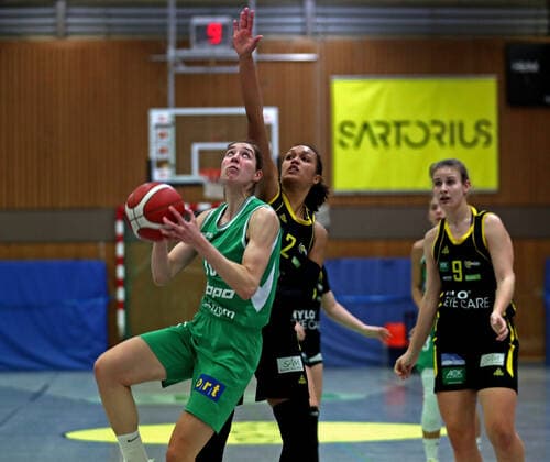 DBBL season 2020 21 flippo Baskets BG 74 inexio Royals Saarlouis Göttingen Vasiliki Karambasta on the ball against Saarlouis Chelsea Waters