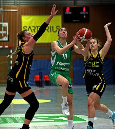 DBBL season 2020 21 flippo Baskets BG 74 inexio Royals Saarlouis Göttingen Vasiliki Karambasta on the ball against Saarlouis Klara Brichacova left and Nele Trommer