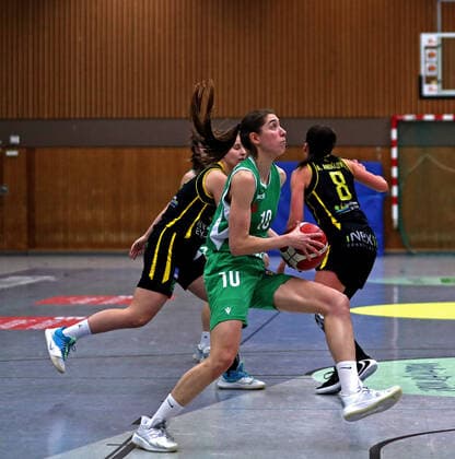 DBBL season 2020 21 flippo Baskets BG 74 inexio Royals Saarlouis Göttingen Vasiliki Karambasta on the ball against Saarlouis