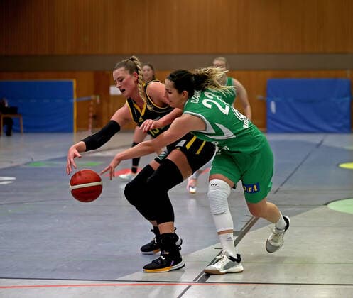 DBBL season 2020 21 flippo Baskets BG 74 inexio Royals Saarlouis Göttingen Ruzica Dzankic on the ball against Saarlouis Klara Brichacova