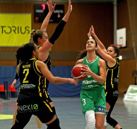 DBBL season 2020 21 flippo Baskets BG 74 inexio Royals Saarlouis Göttingen Ivana Blazevic on the ball against Saarlouis Chelsea Waters left and Klara Brichacova