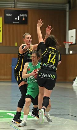 DBBL season 2020 21 flippo Baskets BG 74 inexio Royals Saarlouis Göttingen Jennifer Crowder on the ball against Saarlouis Klara Brichacova left and Linn Schüler