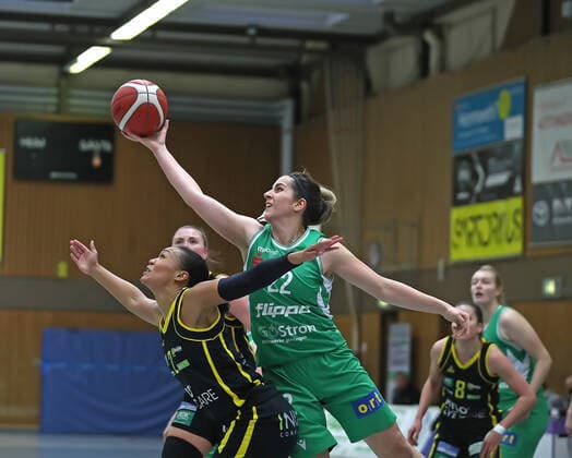 DBBL season 2020 21 flippo Baskets BG 74 inexio Royals Saarlouis Göttingen Ruzica Dzankic on the ball against Saarlouis Chelsea Waters