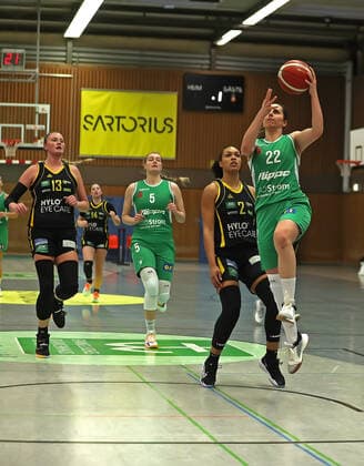 DBBL season 2020 21 flippo Baskets BG 74 inexio Royals Saarlouis Göttingen Ruzica Dzankic on the ball against Saarlouis Chelsea Waters