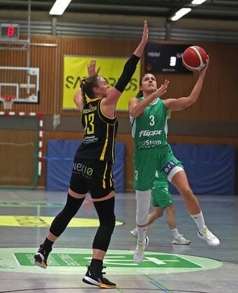 DBBL season 2020 21 flippo Baskets BG 74 inexio Royals Saarlouis Göttingen Ivana Blazevic on the ball against Saarlouis Klara Brichacova