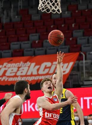 BAMBERG 03 01 2021 Basketball easycredit 1 Basketball Bundesliga 10 Matchday Brose Bamberg vs EWE Baskets Oldenburg Bennet Hundt 33, Brose Bamberg throws against Philipp Schwethelm 33, EWE Baskets Oldenburg Photo Hans Martin Issler isslerimages Brose Bamberg vs EWE Baskets Oldenburg