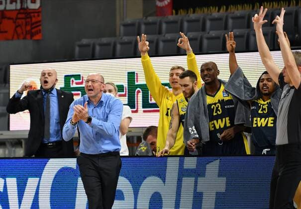 BAMBERG 03 01 2021 Basketball easycredit 1 Basketball Bundesliga 10 Matchday Brose Bamberg vs EWE Baskets Oldenburg Cheering for Oldenburg after successful three-point shot From left Srdjan Klaric Head of Sport , Mladen Drijencic Headcoach EWE Baskets Oldenburg , Jacob Hollatz 11, EWE Baskets Oldenburg , Sebastian Herrera 7, EWE Baskets Oldenburg , Rickey Paulding 23, EWE Baskets Oldenburg and Phil Pressey 25, EWE Baskets Oldenburg Photo Hans Martin Issler isslerimages Brose Bamberg vs EWE Baskets Oldenburg