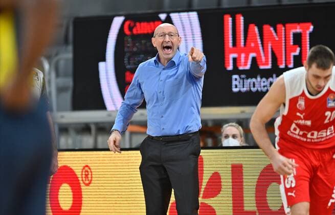 BAMBERG 03 01 2021 Basketball easycredit 1 Basketball Bundesliga 10 Matchday Brose Bamberg vs EWE Baskets Oldenburg Mladen Drijencic Headcoach EWE Baskets Oldenburg gives instructions Photo Hans Martin Issler isslerimages Brose Bamberg vs EWE Baskets Oldenburg