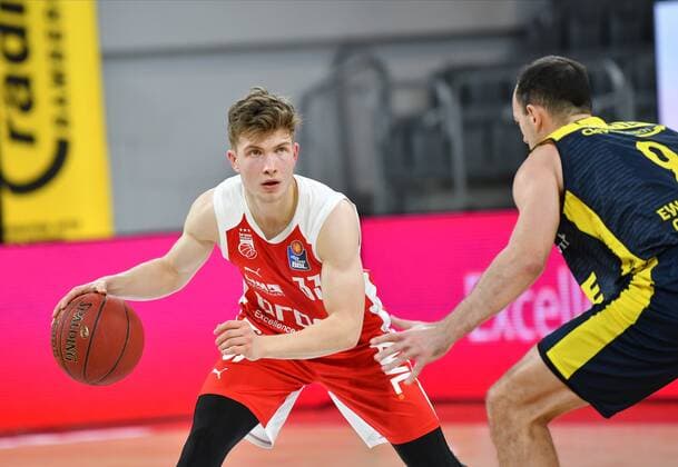 BAMBERG 03 01 2021 Basketball easycredit 1 Basketball Bundesliga 10 Matchday Brose Bamberg vs EWE Baskets Oldenburg Bennet Hundt 33, Brose Bamberg vs Karsten Tadda 9, EWE Baskets Oldenburg Photo Hans Martin Issler isslerimages Brose Bamberg vs EWE Baskets Oldenburg