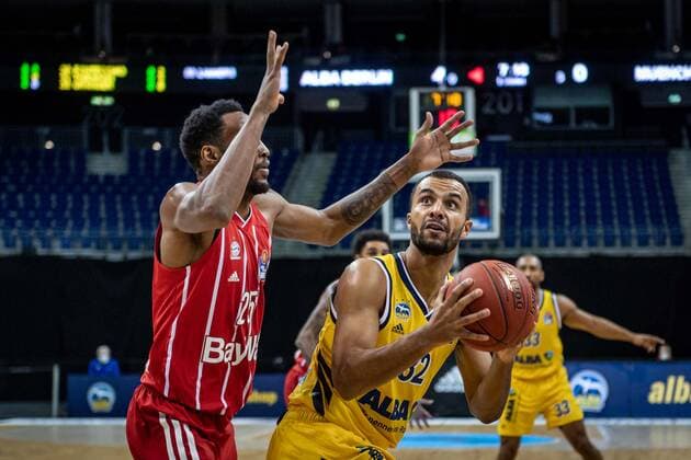 Basketball Berlin 03 01 2021 Season 2020 2021 easyCredit BBL 1 Bundesliga Alba Berlin vs FC Bayern München Johannes Thiemann Alba Berlin, No 32 JaJuan Johnson München, No 25