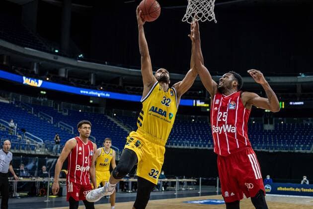 Basketball Berlin 03 01 2021 Season 2020 2021 easyCredit BBL 1 Bundesliga Alba Berlin vs FC Bayern München Johannes Thiemann Alba Berlin, No 32 JaJuan Johnson München, No 25