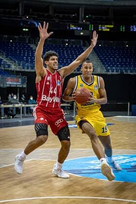 Basketball Berlin 03 01 2021 Season 2020 2021 easyCredit BBL 1 Bundesliga Alba Berlin vs FC Bayern München Louis Olinde Alba Berlin, No 19 Sasha Grant München, No 44