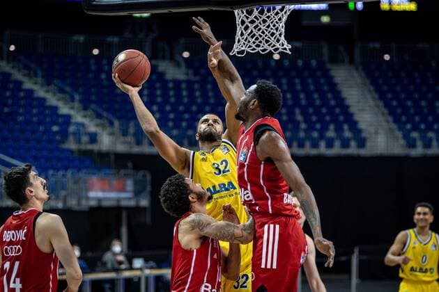Basketball Berlin 03 01 2021 Season 2020 2021 easyCredit BBL 1 Bundesliga Alba Berlin vs FC Bayern München Johannes Thiemann Alba Berlin, No 32 Jalen Reynolds München, No 08 Nick Weiler Babb München, No 00