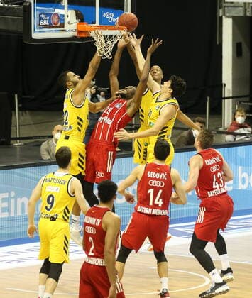GER, BBL, ALBA Berlin vs Bayern Muenchen 03 01 2021, Mercedes Benz Arena, Berlin, GER, BBL, ALBA Berlin vs Bayern Muenchen, in picture Johannes Thiemann ALBA Berlin 32 , Simone Fontecchio ALBA Berlin 20 , Louis Olinde ALBA Berlin 19 , JaJuan Johnson FC Bayern Muenchen 25 , Nihad Djedovic FC Bayern Muenchen 14 , Leon Radosevic FC Bayern Muenchen 43 nordphotox xEngler nph00076