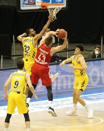 GER, BBL, ALBA Berlin vs Bayern Muenchen 03 01 2021, Mercedes Benz Arena, Berlin, GER, BBL, ALBA Berlin vs Bayern Muenchen, in picture Johannes Thiemann ALBA Berlin 32 , Simone Fontecchio ALBA Berlin 20 , Leon Radosevic FC Bayern Muenchen 43 nordphotox xEngler nph00076