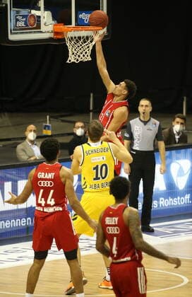 GER, BBL, ALBA Berlin vs Bayern Muenchen 03 01 2021, Mercedes Benz Arena, Berlin, GER, BBL, ALBA Berlin vs Bayern Muenchen, in picture Tim Schneider ALBA Berlin 10 , Wade Baldwin FC Bayern Muenchen 2 nordphotox xEngler nph00076