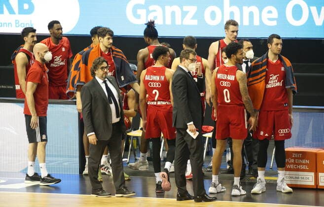 GER, BBL, ALBA Berlin vs Bayern Muenchen 03 01 2021, Mercedes Benz Arena, Berlin, GER, BBL, ALBA Berlin vs Bayern Muenchen, in picture Head Coach Andrea Trinchieri FC Bayern Muenchen , circle of players nordphotox xEngler nph00076