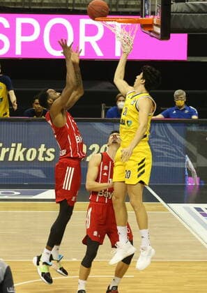 GER, BBL, ALBA Berlin vs Bayern Muenchen 03 01 2021, Mercedes Benz Arena, Berlin, GER, BBL, ALBA Berlin vs Bayern Muenchen, in picture Simone Fontecchio ALBA Berlin 20 , JaJuan Johnson FC Bayern Muenchen 25 nordphotox xEngler nph00076