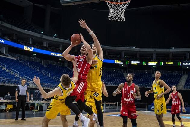 Basketball Berlin 03 01 2021 Season 2020 2021 easyCredit BBL 1 Bundesliga Alba Berlin vs FC Bayern München Paul Zipser München, No 16 Malte Delow Alba Berlin, No 06 Ben Lammers Alba Berlin, No 50