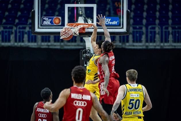 Basketball Berlin 03 01 2021 Season 2020 2021 easyCredit BBL 1 Bundesliga Alba Berlin vs FC Bayern München Simone Fontecchio Alba Berlin, No 20 Jalen Reynolds München, No 08
