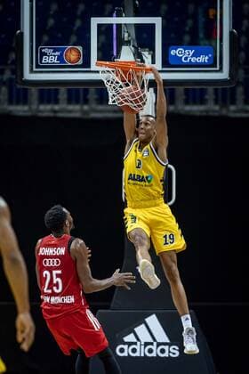 Basketball Berlin 03 01 2021 Season 2020 2021 easyCredit BBL 1 Bundesliga Alba Berlin vs FC Bayern München Louis Olinde Alba Berlin, No 19 JaJuan Johnson München, No 25