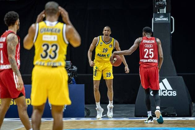 Basketball Berlin 03 01 2021 Season 2020 2021 easyCredit BBL 1 Bundesliga Alba Berlin vs FC Bayern München Louis Olinde Alba Berlin, No 19 Cheers JaJuan Johnson München, No 25