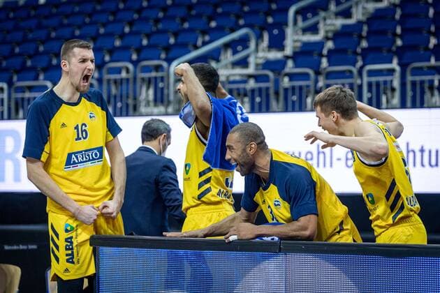 Basketball Berlin 03 01 2021 Season 2020 2021 easyCredit BBL 1 Bundesliga Alba Berlin vs FC Bayern München Cheers Alba Kresimir Nikic Alba Berlin, No 16 Johannes Thiemann Alba Berlin, No 32 Jayson Granger Alba Berlin, No 33 Malte Delow Alba Berlin, No 06 vlnr